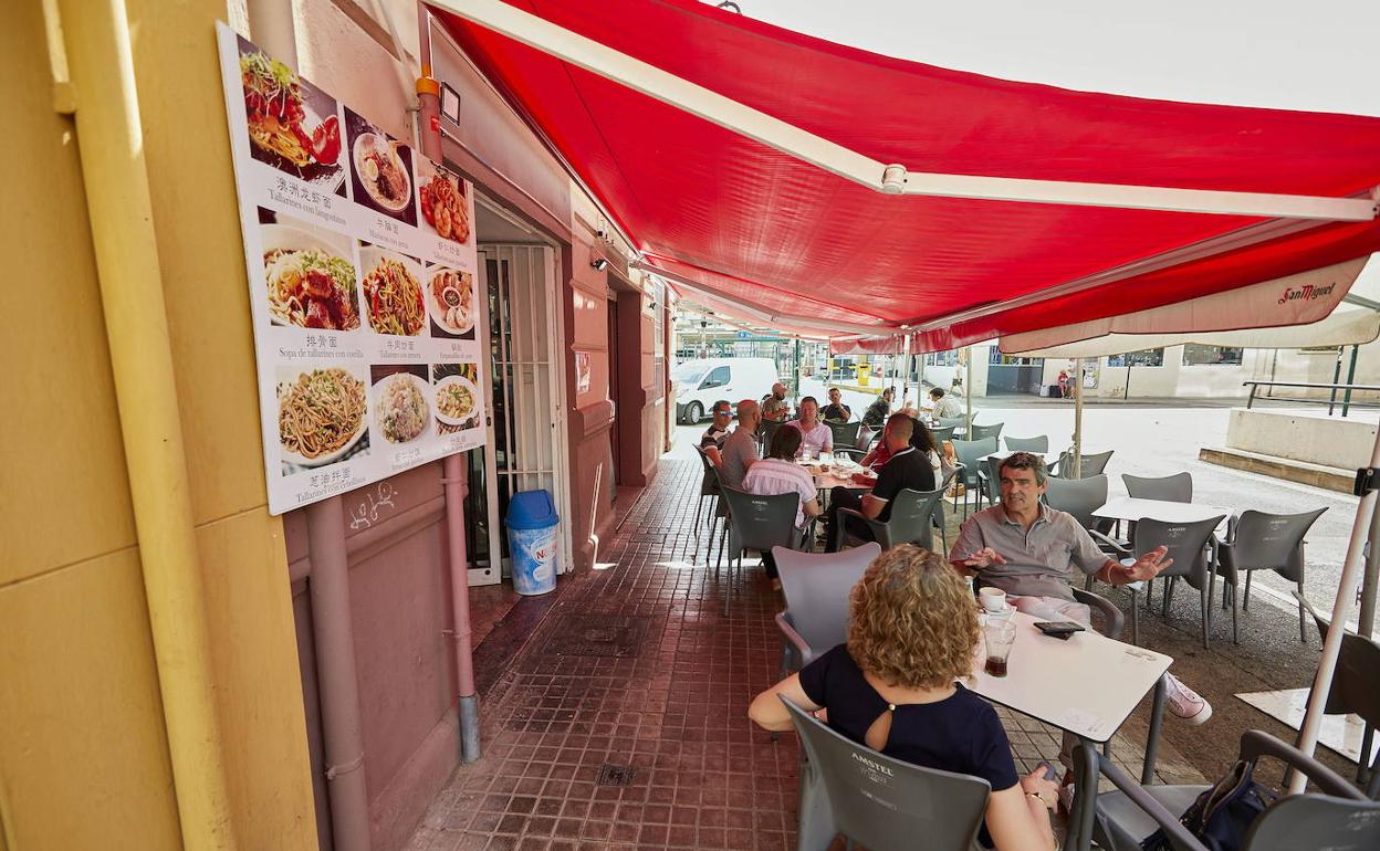 Terraza de un bar en el barrio de la Roqueta el pasado agosto. 