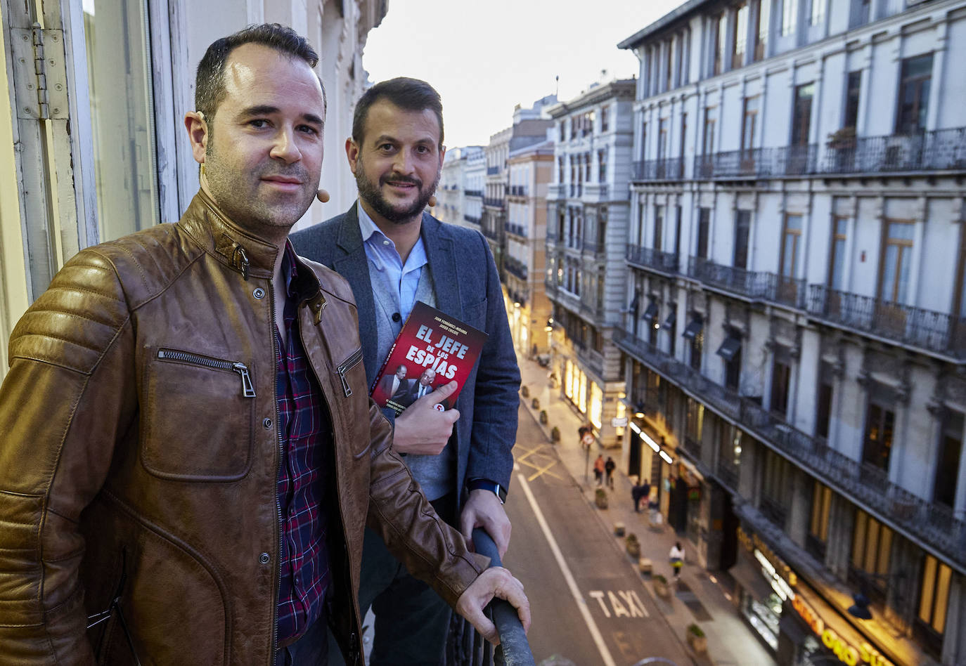 Fotos: Los periodistas Juan Fernández Miranda y Javier Chicote presentan en el Aula LAS PROVINCIAS su libro &#039;El jefe de los espías&#039;