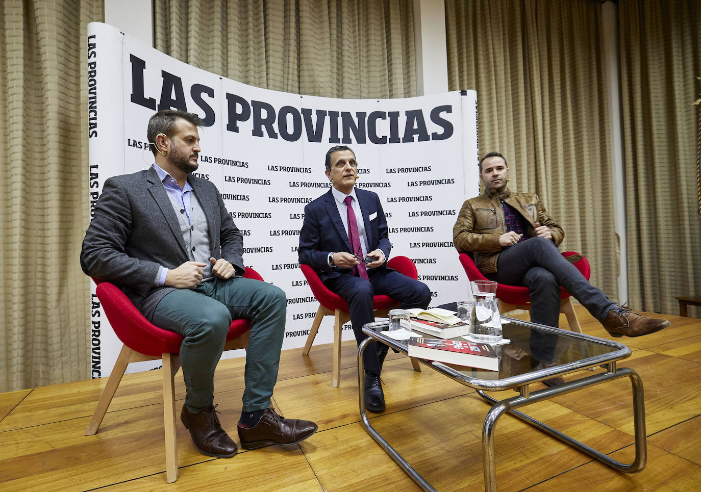 Fotos: Los periodistas Juan Fernández Miranda y Javier Chicote presentan en el Aula LAS PROVINCIAS su libro &#039;El jefe de los espías&#039;