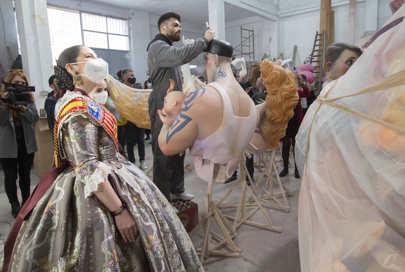 Las falleras mayores de Valencia, Carmen Martín y Nerea López, acompañadas de sus cortes de honor, se han acercado este martes a conocer los trabajos de los artistas falleros antes de que los ninots salgan a las calles. 