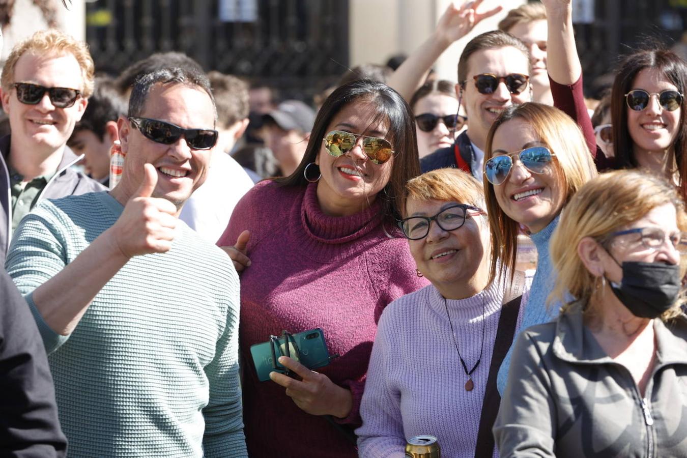 La plaza del Ayuntamiento vuelve llenarse ruido, pólvora y ambiente fallero con las mascletaes despuñes de dos años sin celebrarse por la pandemia del coronavirus. Desde este martes hasta el día 19, la céntrica plaza disparará cada día una mascletà. El día 1 ha sido el turno de la pirotecnia Peñarroja.