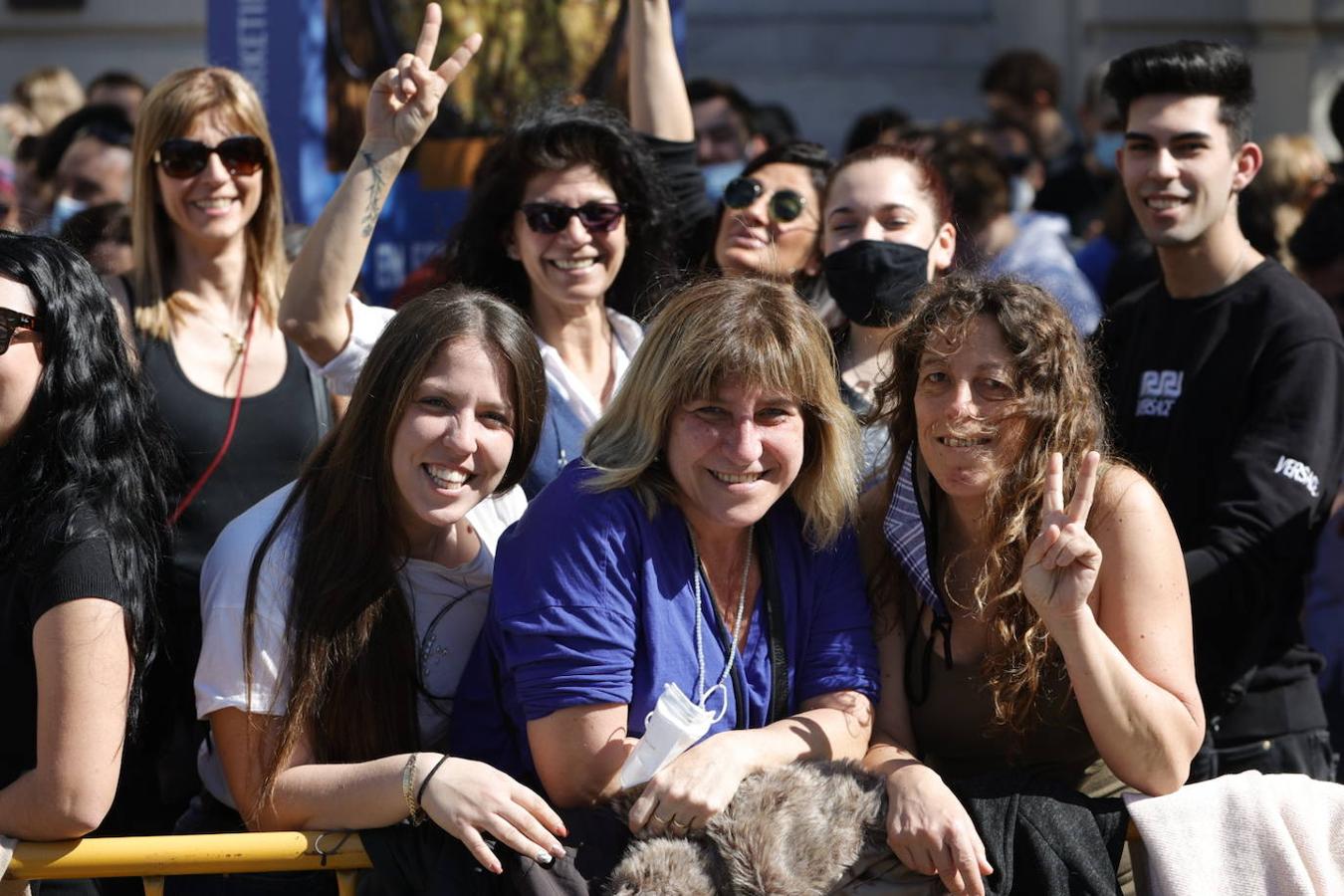 La plaza del Ayuntamiento vuelve llenarse ruido, pólvora y ambiente fallero con las mascletaes despuñes de dos años sin celebrarse por la pandemia del coronavirus. Desde este martes hasta el día 19, la céntrica plaza disparará cada día una mascletà. El día 1 ha sido el turno de la pirotecnia Peñarroja.