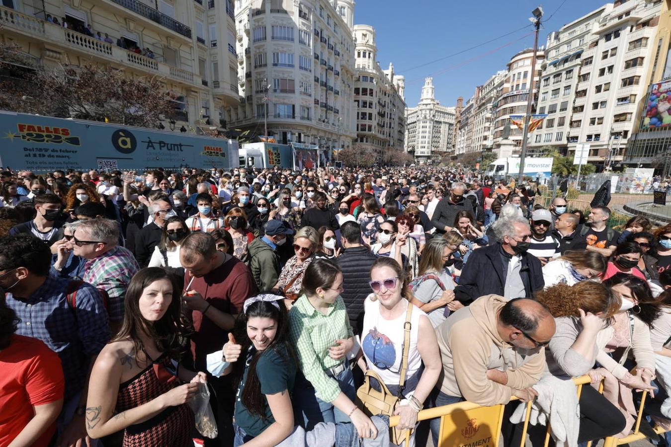 La plaza del Ayuntamiento vuelve llenarse ruido, pólvora y ambiente fallero con las mascletaes despuñes de dos años sin celebrarse por la pandemia del coronavirus. Desde este martes hasta el día 19, la céntrica plaza disparará cada día una mascletà. El día 1 ha sido el turno de la pirotecnia Peñarroja.