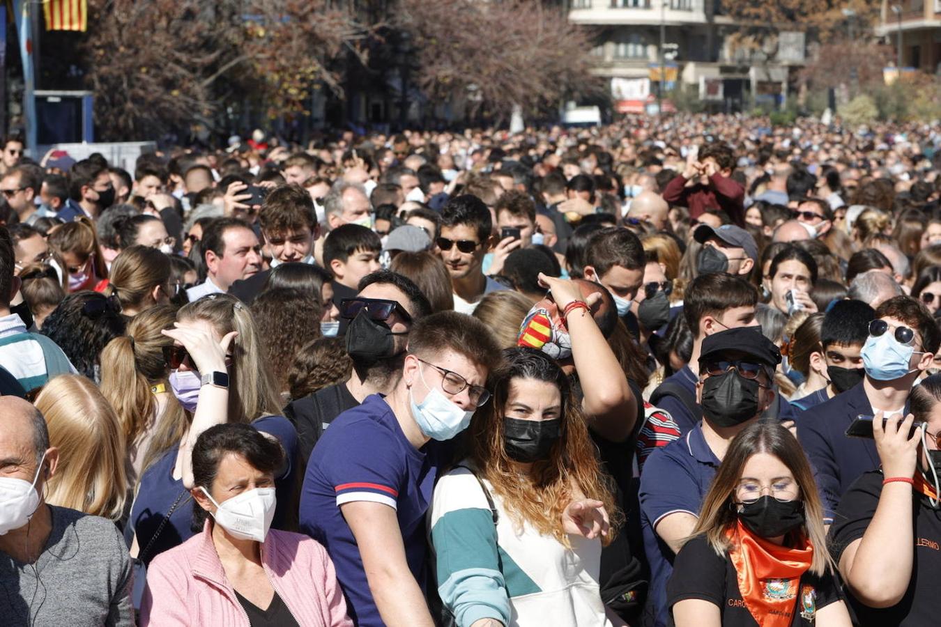 La plaza del Ayuntamiento vuelve llenarse ruido, pólvora y ambiente fallero con las mascletaes despuñes de dos años sin celebrarse por la pandemia del coronavirus. Desde este martes hasta el día 19, la céntrica plaza disparará cada día una mascletà. El día 1 ha sido el turno de la pirotecnia Peñarroja.