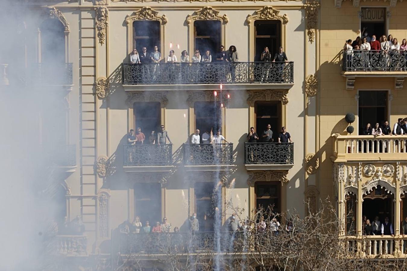 La plaza del Ayuntamiento vuelve llenarse ruido, pólvora y ambiente fallero con las mascletaes despuñes de dos años sin celebrarse por la pandemia del coronavirus. Desde este martes hasta el día 19, la céntrica plaza disparará cada día una mascletà. El día 1 ha sido el turno de la pirotecnia Peñarroja.