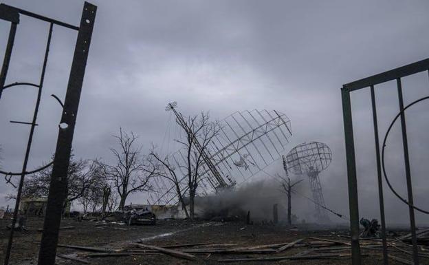 El humo se eleva desde una base de defensa aérea tras un ataque ruso en Mariupol, Ucrania, el 24 de febrero de 2022. 