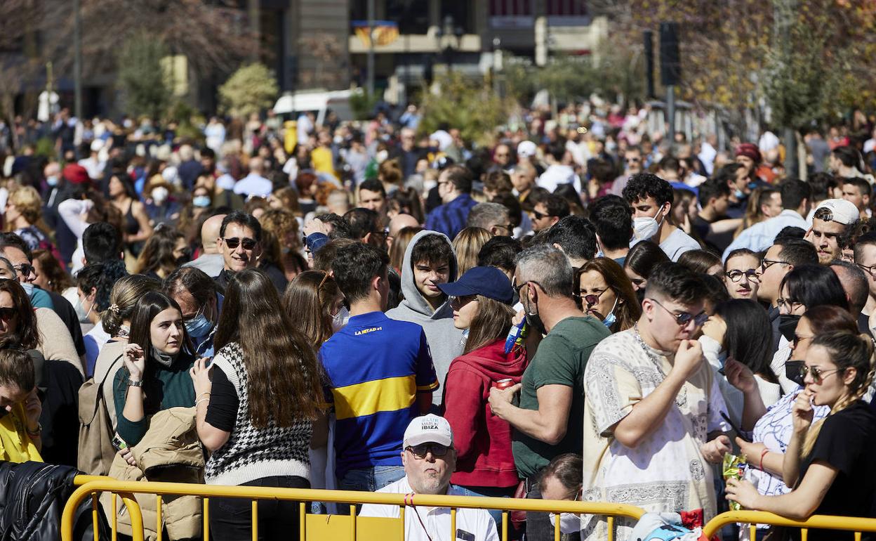 Espectadores en la mascletà de este martes en la plaza del Ayuntamiento. 