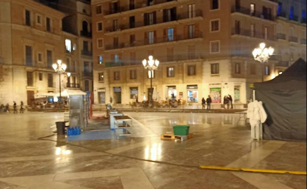 Montaje de los fogones de Masterchef en la plaza de la Virgen de Valencia.