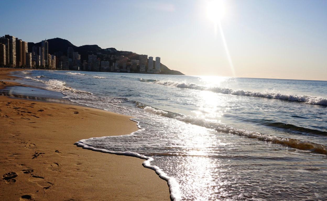 La costa benidormense sigue recibiendo un mayor número de turistas cada semana