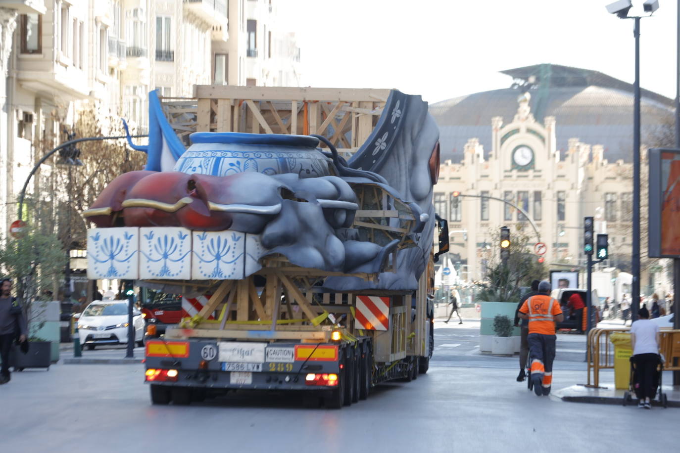 Fotos: La falla municipal llega a la plaza del Ayuntamiento de Valencia