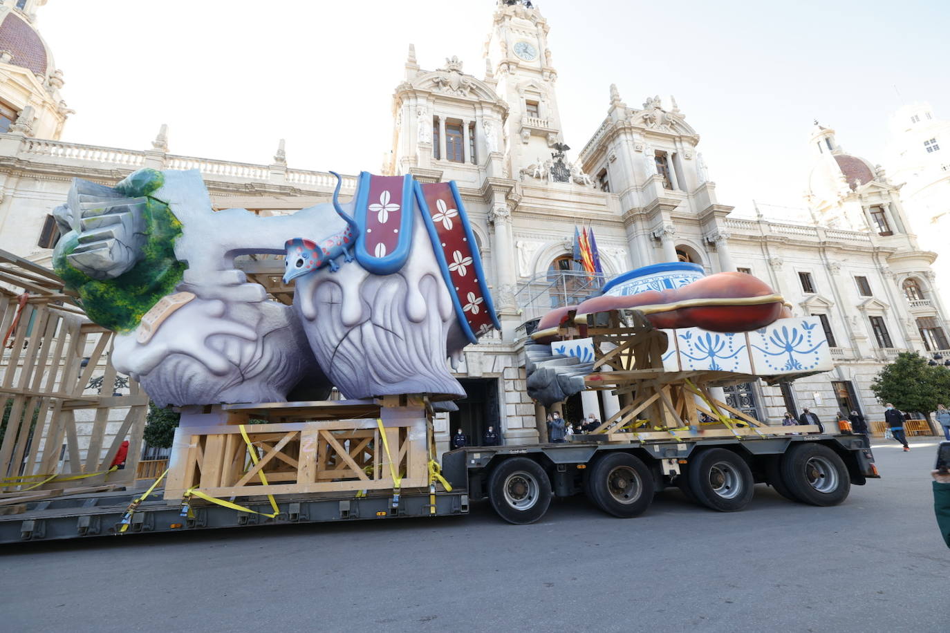 Fotos: La falla municipal llega a la plaza del Ayuntamiento de Valencia