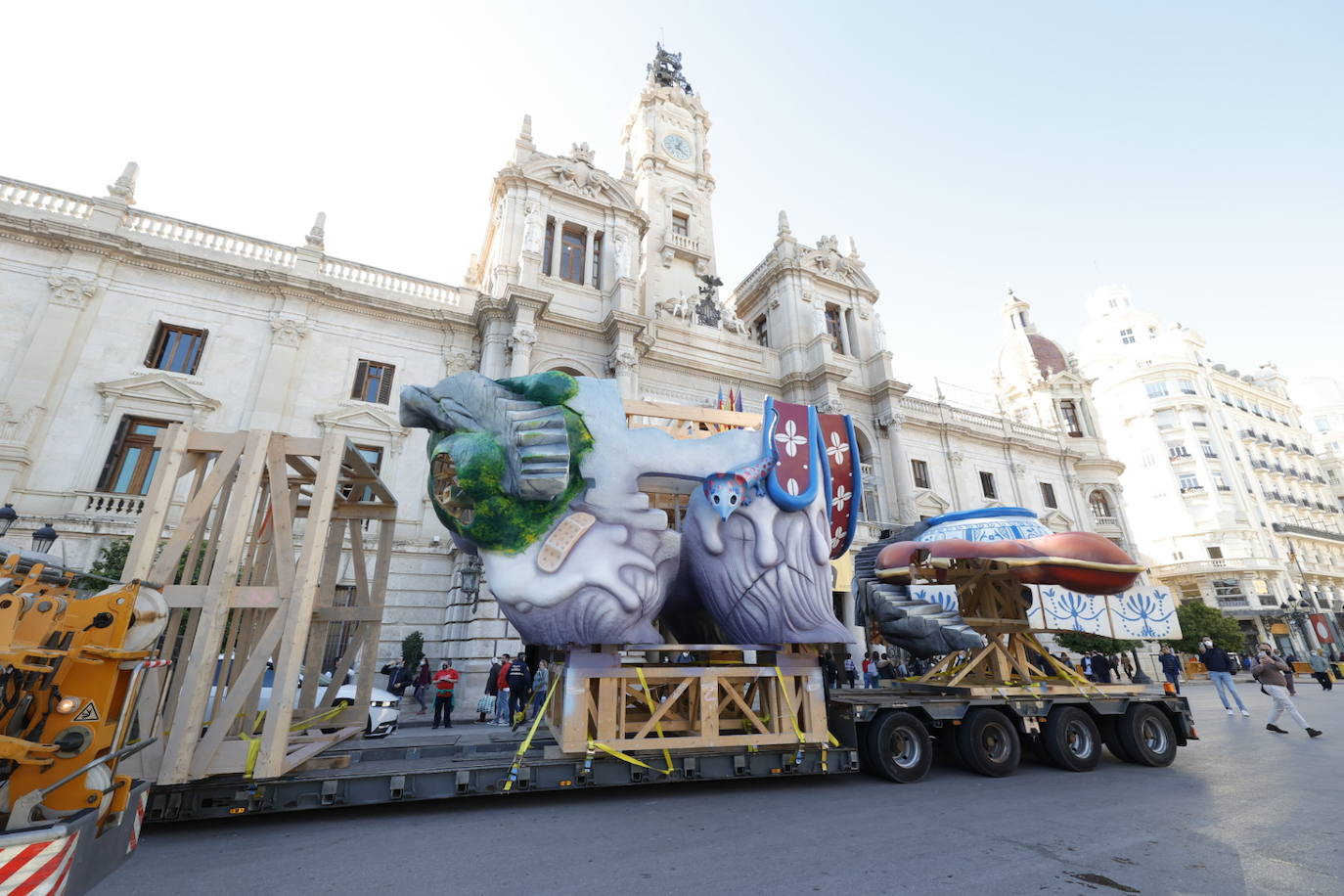 Fotos: La falla municipal llega a la plaza del Ayuntamiento de Valencia