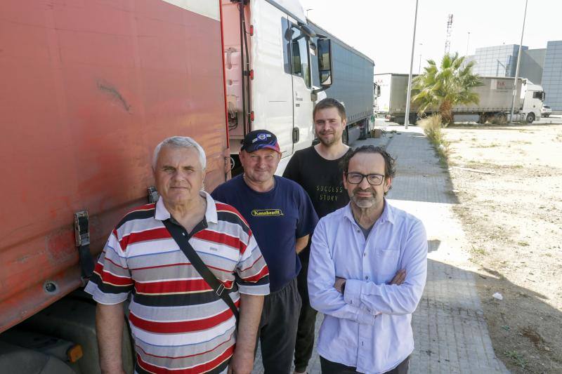 Taras Efimov, Dsiadik, Vasyl y Francisco, junto a los camiones en su empresa de Alaquàs. 