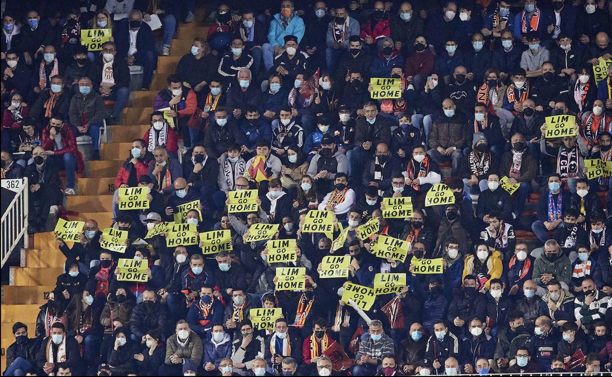 La afición del Valencia CF, este miércoles en Mestalla.