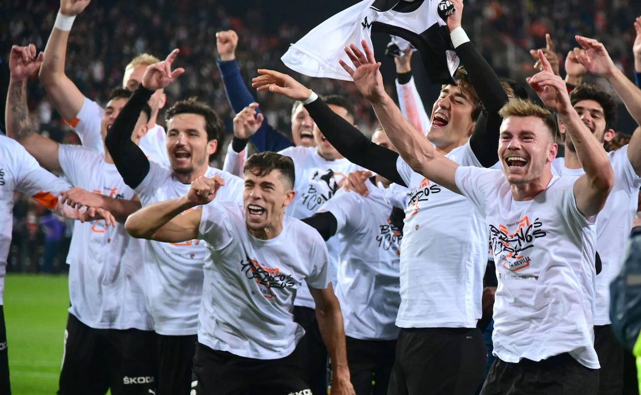 Los jugadores celebran el pase a la final en Sevilla.