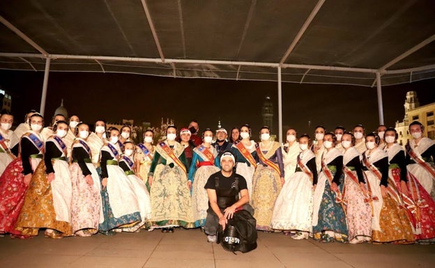 Imagen principal - El alcalde, Sagredo, con las máxima representantes de la fiesta y un momento de la Cordà. 