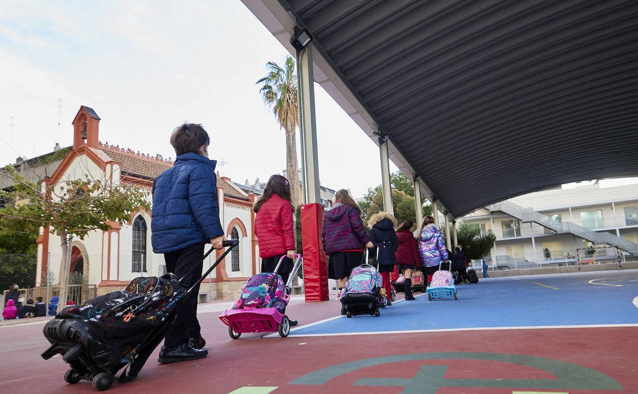 Alumnos entrando al colegio el pasado 10 de enero, tras las vacaciones de Navidad. 