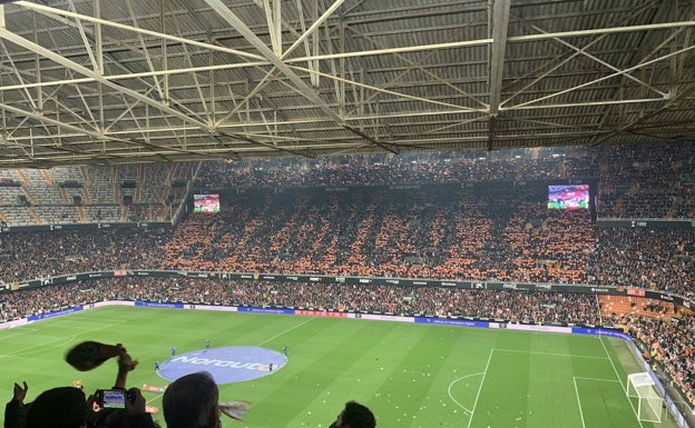 Tifo en Mestalla: «¡Bronco y copero!»