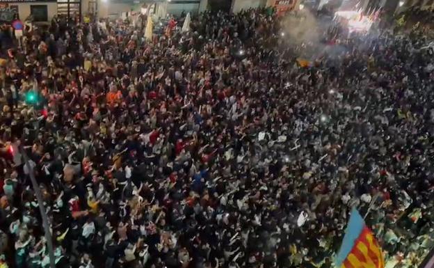 La afición del Valencia empieza la fiesta de la final en la avenida de Suecia