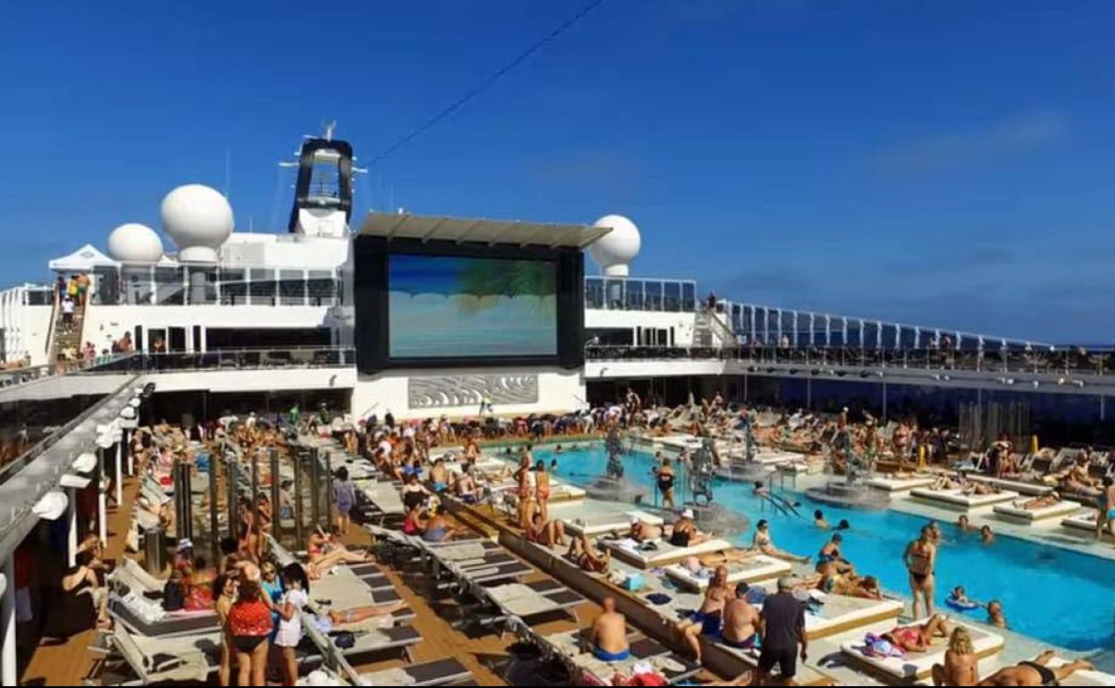 Piscina de un crucero en Europa.