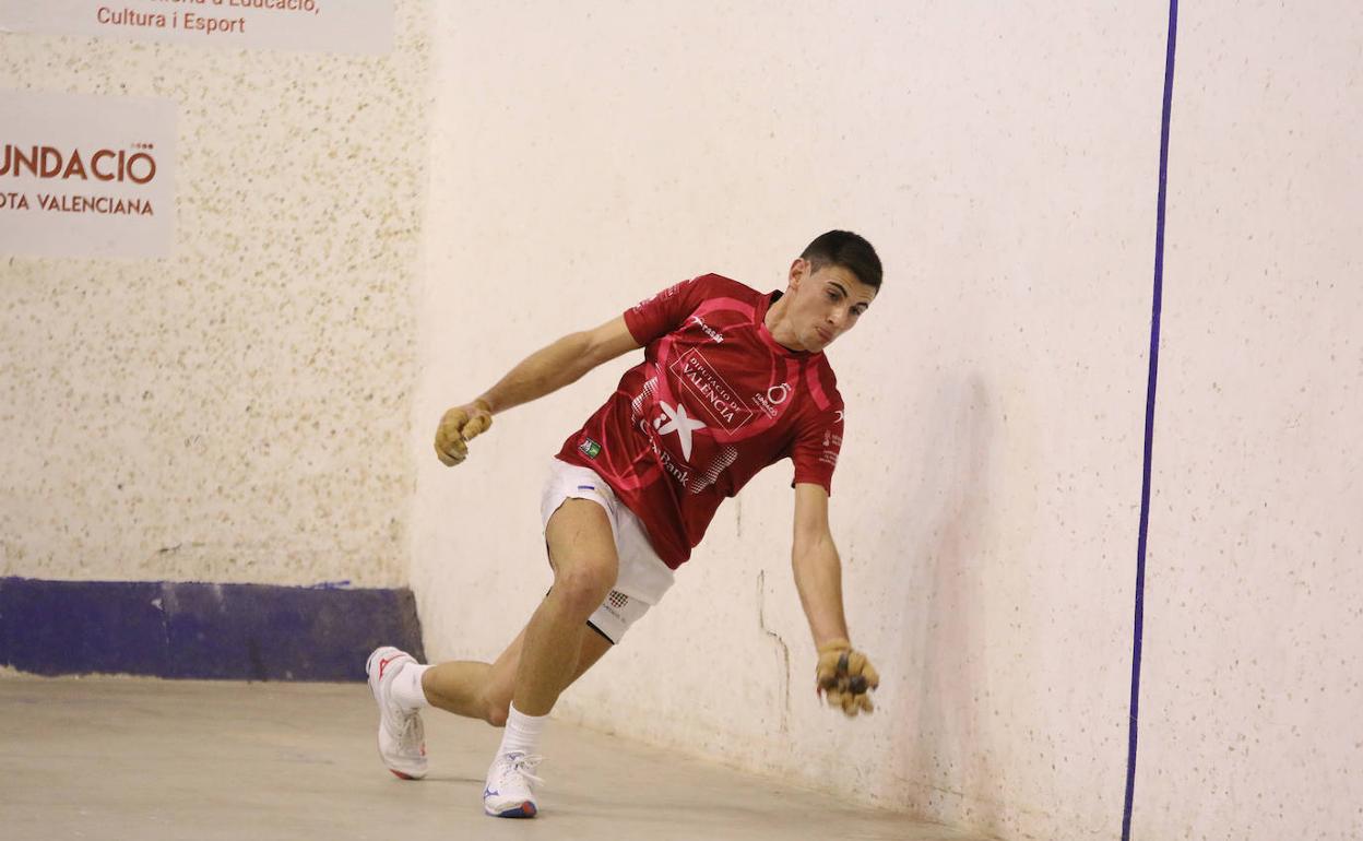 Tonet IV, durante la partida de este miércoles en Guadassuar. 