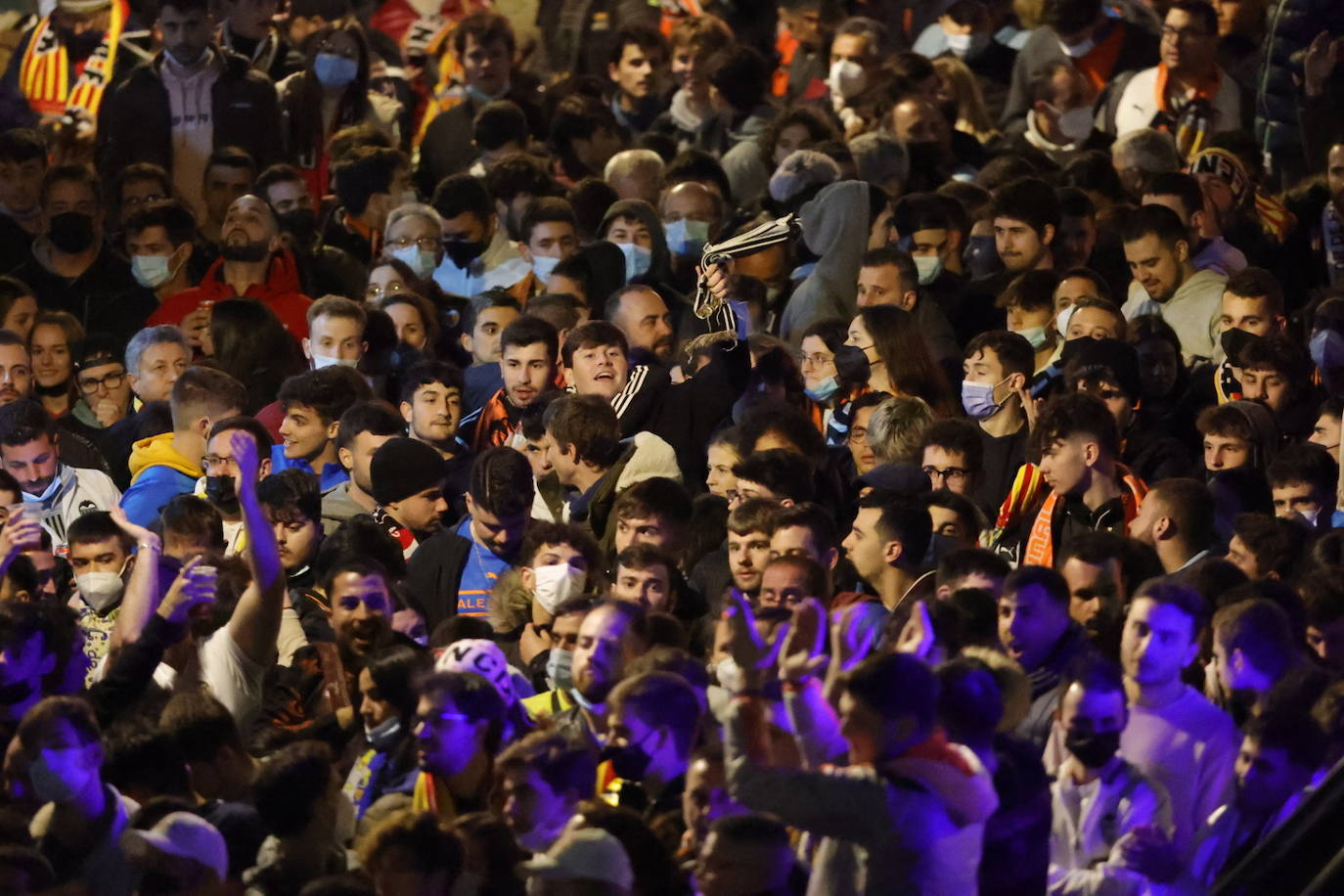 Fotos: Masivo recibimiento de la afición al Valencia en Mestalla