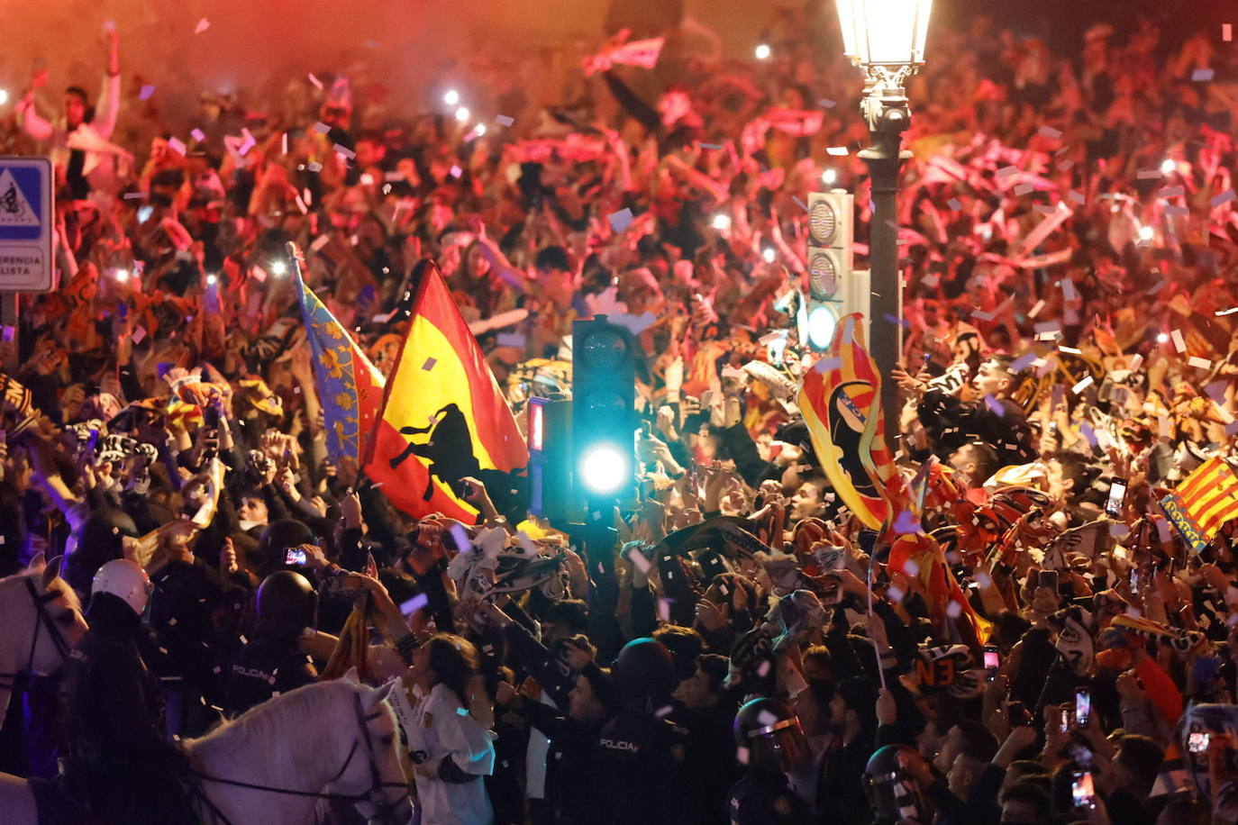 Fotos: Masivo recibimiento de la afición al Valencia en Mestalla