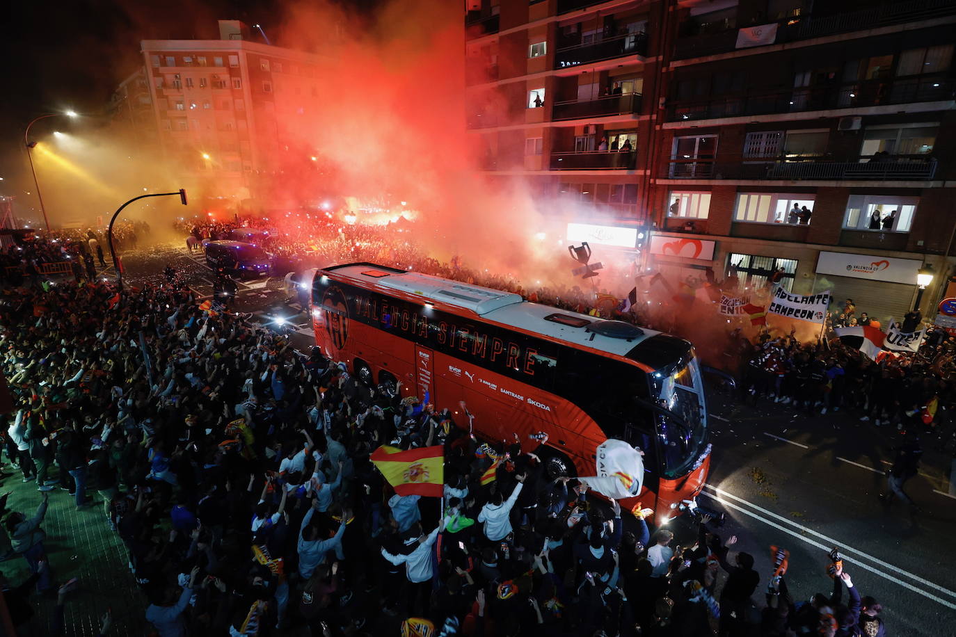 Fotos: Masivo recibimiento de la afición al Valencia en Mestalla