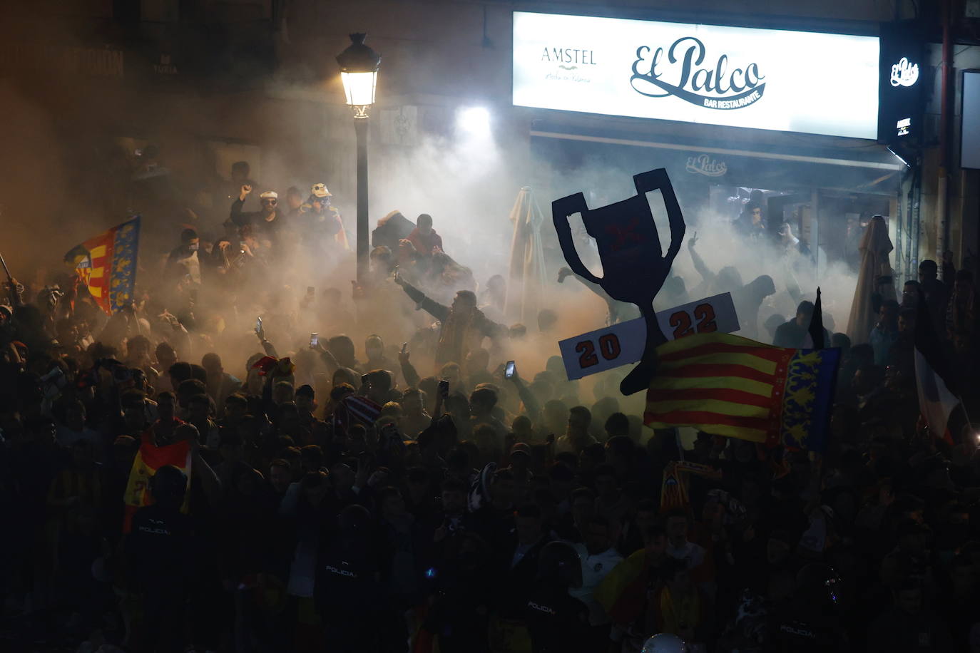 Fotos: Masivo recibimiento de la afición al Valencia en Mestalla