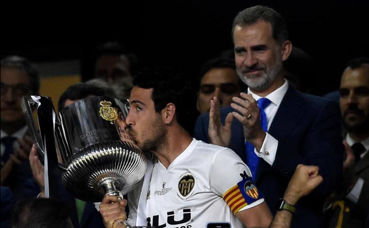 Dani Parejo, levantando la Copa de 2019.