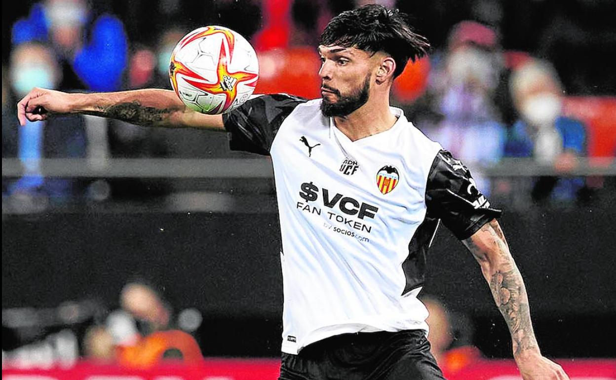 Omar Alderete controla el balón en el partido de Mestalla ante el Athletic. 