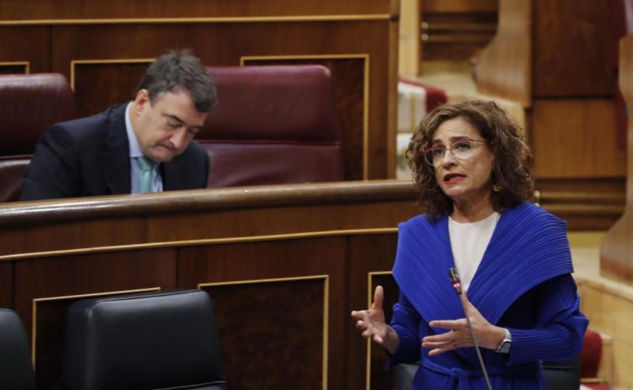La ministra Montero, durante un debate en el Congreso. 