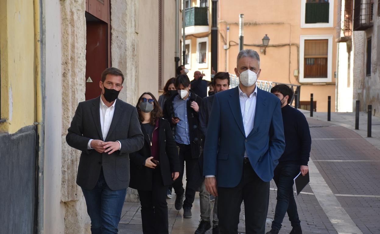 El conseller,  Héctor Illueca, recorre algunas calles del centro histórico de Xàtiva.  