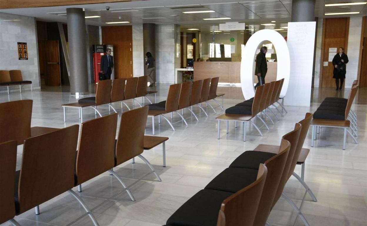 Sala de espera de la Audiencia Provincial de Castellón.