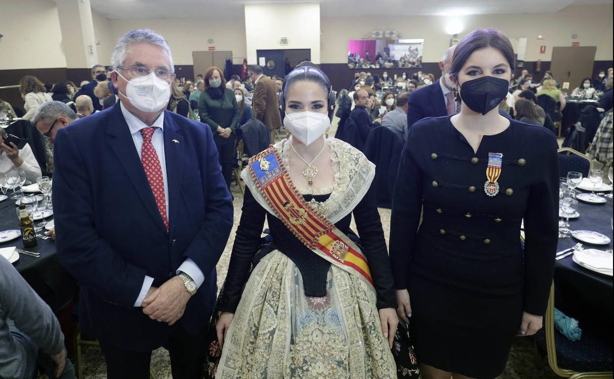 El presidente de Lo Rat Penat, Enric Esteve, la fallera mayor de Valencia, Carmen Martín, y la regina dels Jocs Florals, María Chaqués. 