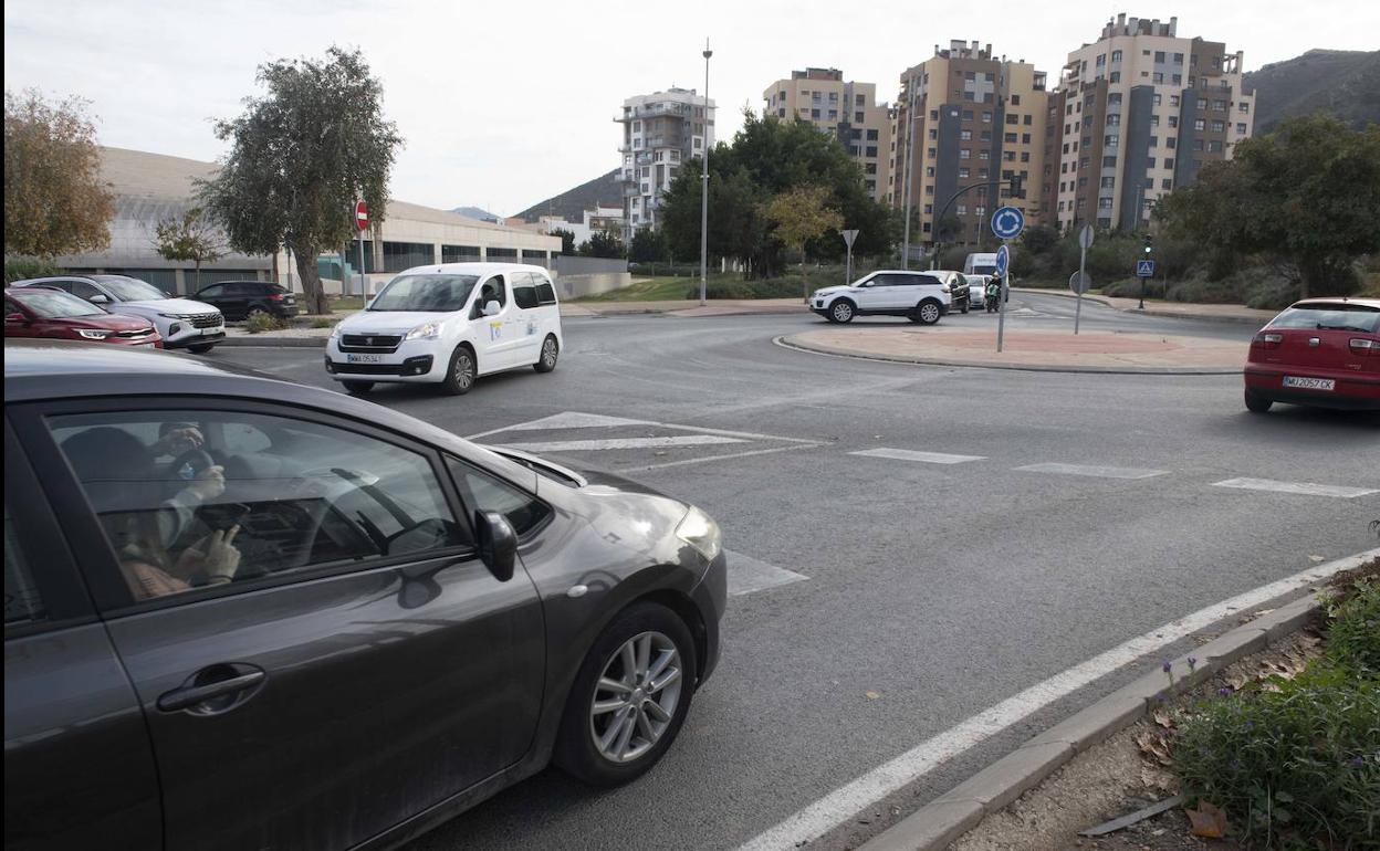 Varios vehículos circulan por una rotonda. 