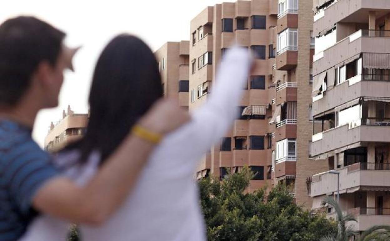 Una pareja buscando vivienda. 