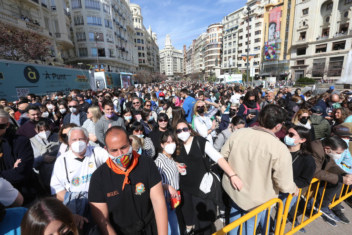 Pirotecnia Pibierzo, de León, dispara su terremoto berciano en la plaza del Ayuntamiento de Valencia