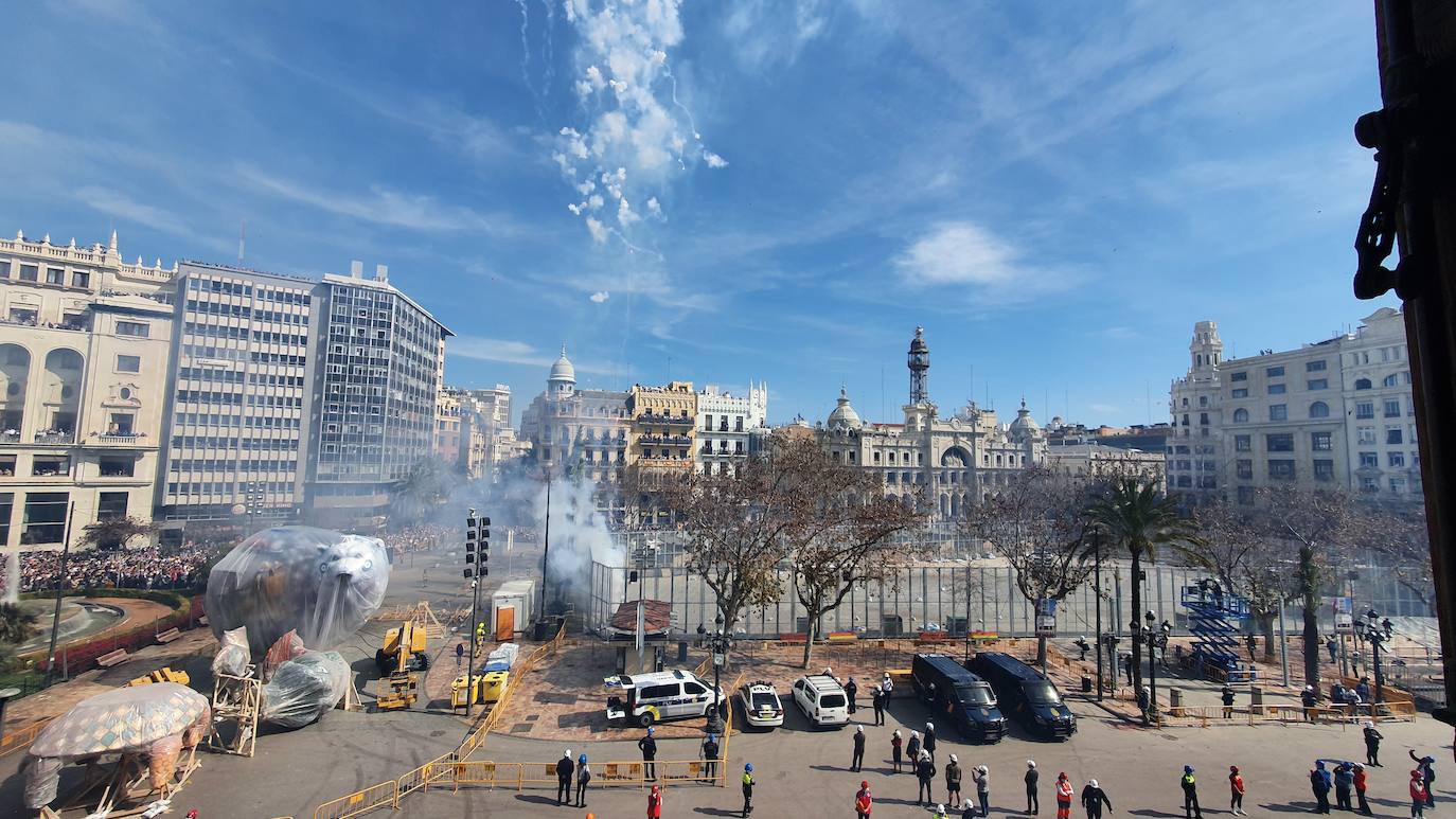 Pirotecnia Pibierzo, de León, dispara su terremoto berciano en la plaza del Ayuntamiento de Valencia