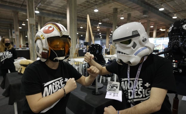 Unos asistentes caracterizados con las máscaras de 'Star Wars'.