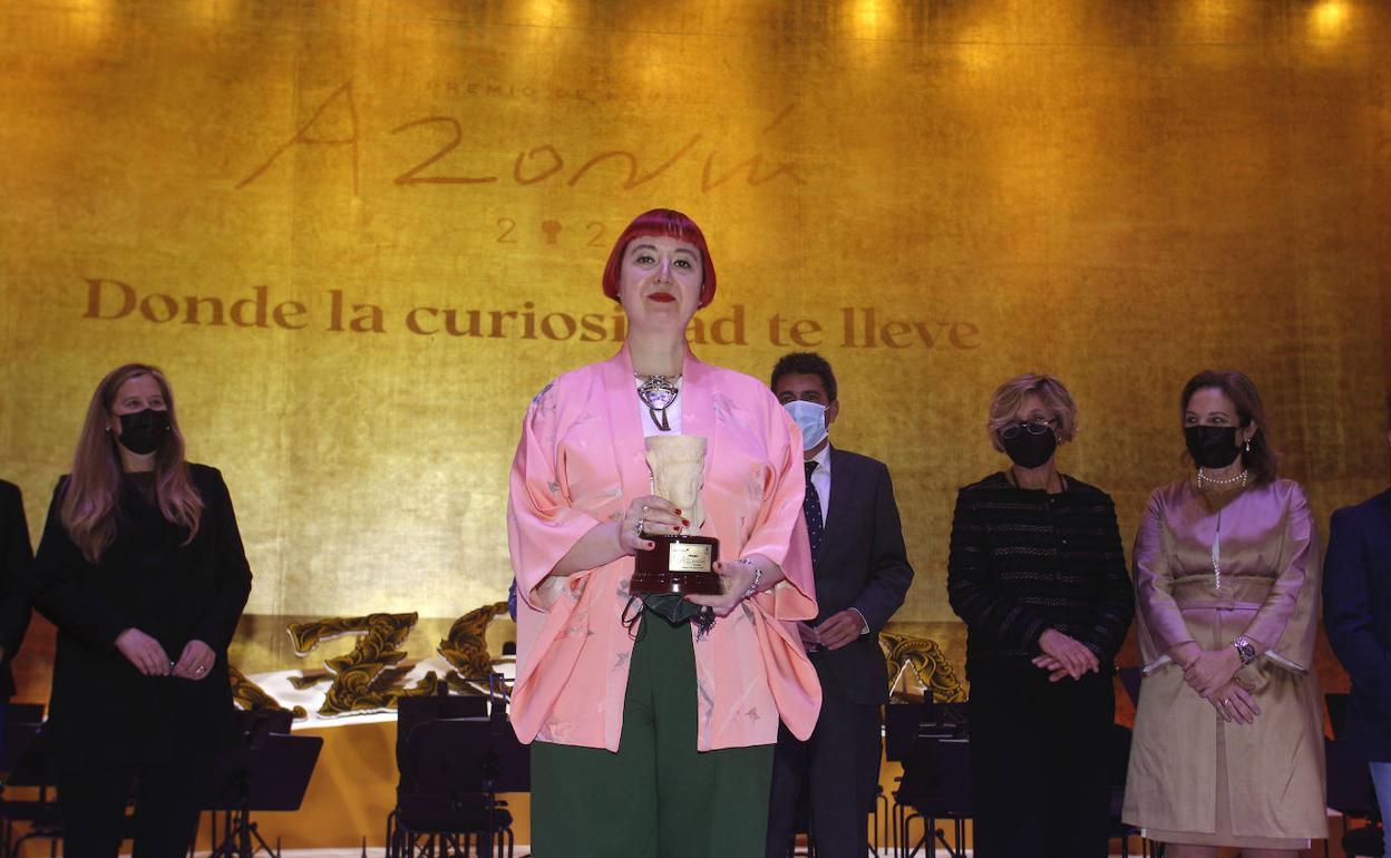 La escritora madrileña María Zaragoza Hidalgo, con su premio Azorín. 