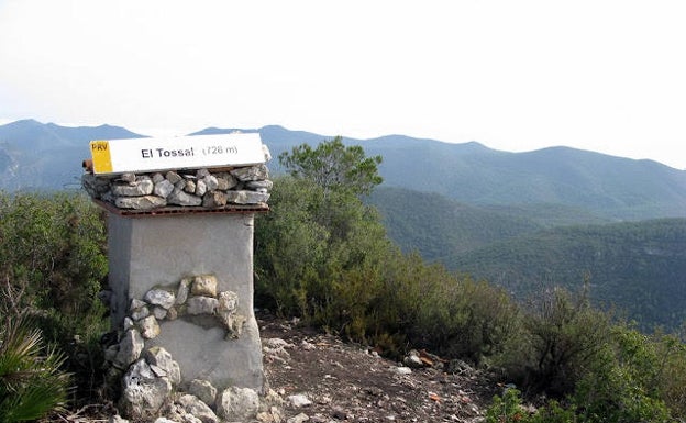 Señalización de El Tossal que indica la altitud. 