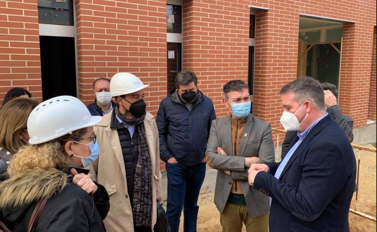 El director general de Infraestructuras sanitarias, Jaime Peris, visita el centro.  