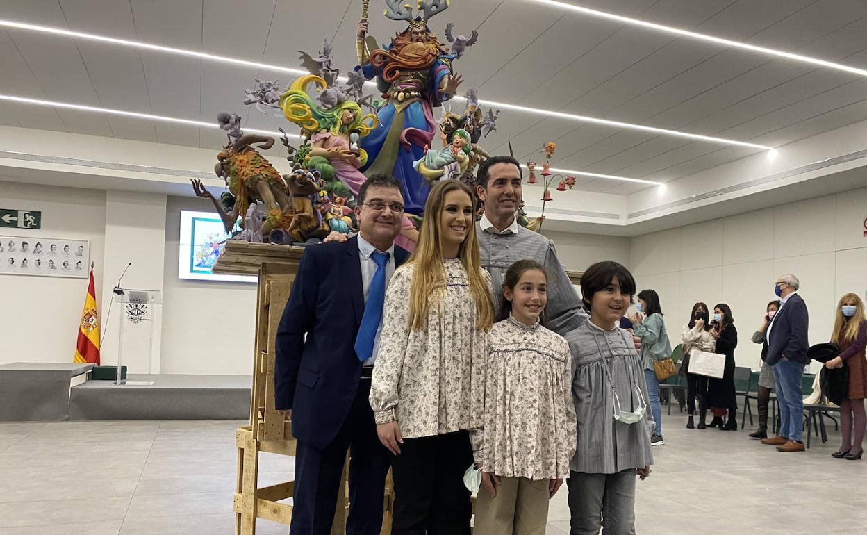 Cuadro de honor de Convento Jerusalén, junto al artista Pere Baenas y la maqueta de la falla grande. 