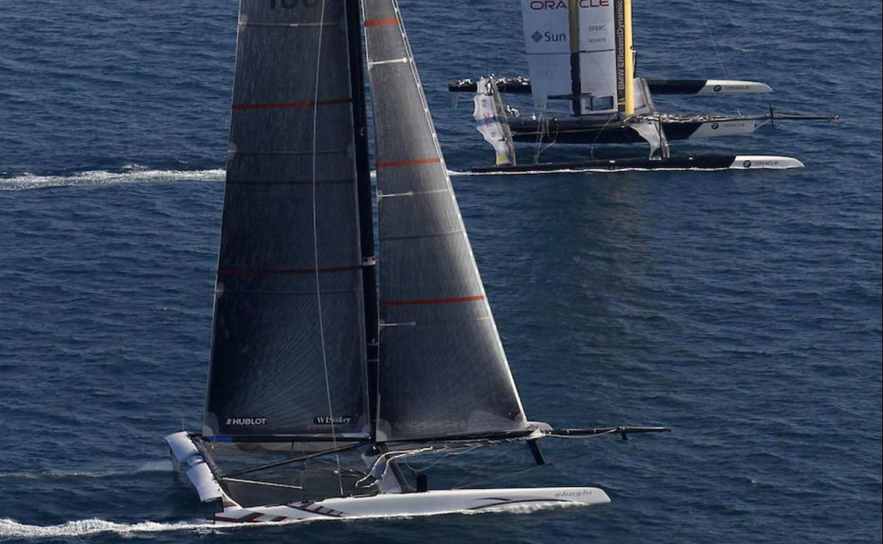 El Alinghi y el Oracle, en una regata en Valencia.