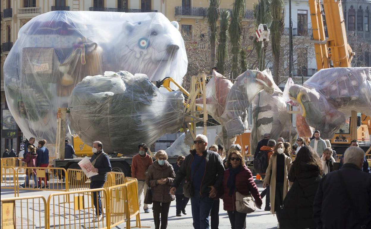 Primeras piezas de la falla municipal, ya en la plaza del Ayuntamiento de Valencia. 