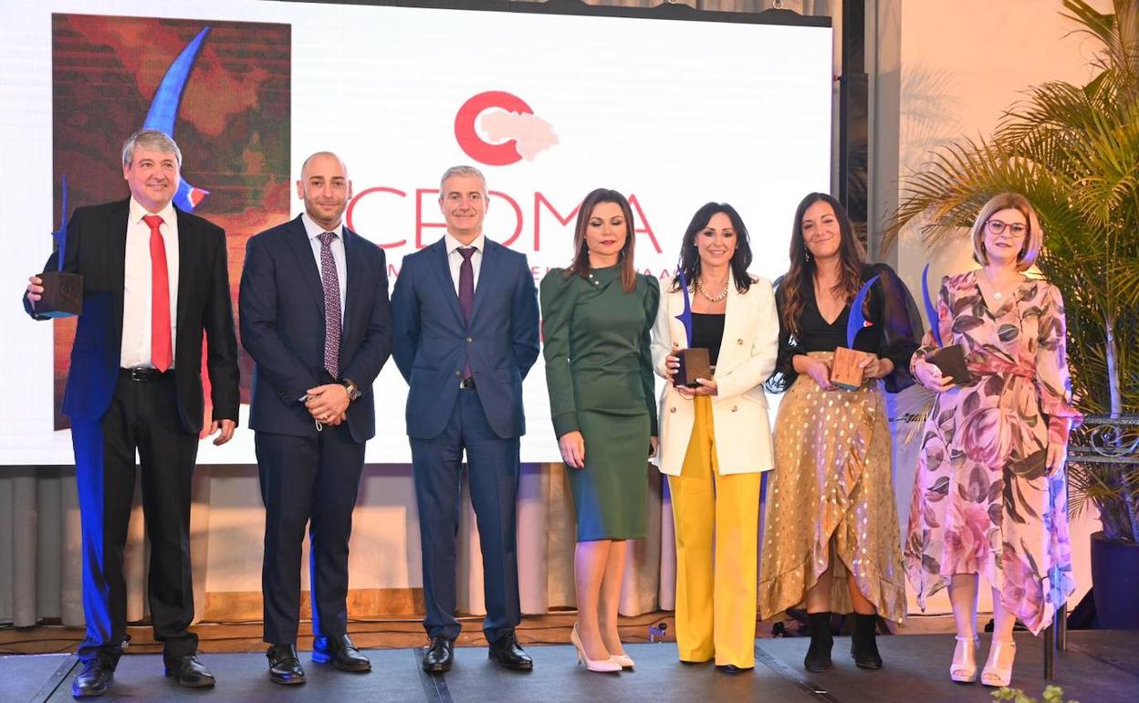 Los galardonados con el presidente de Cedma y el director comercial de LAS PROVINCIAS. 