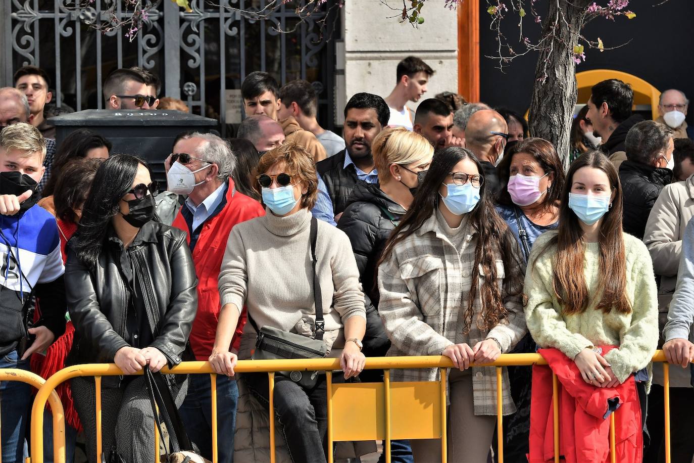 Público de la mascletà de la Plaza del Ayuntamiento este jueves.