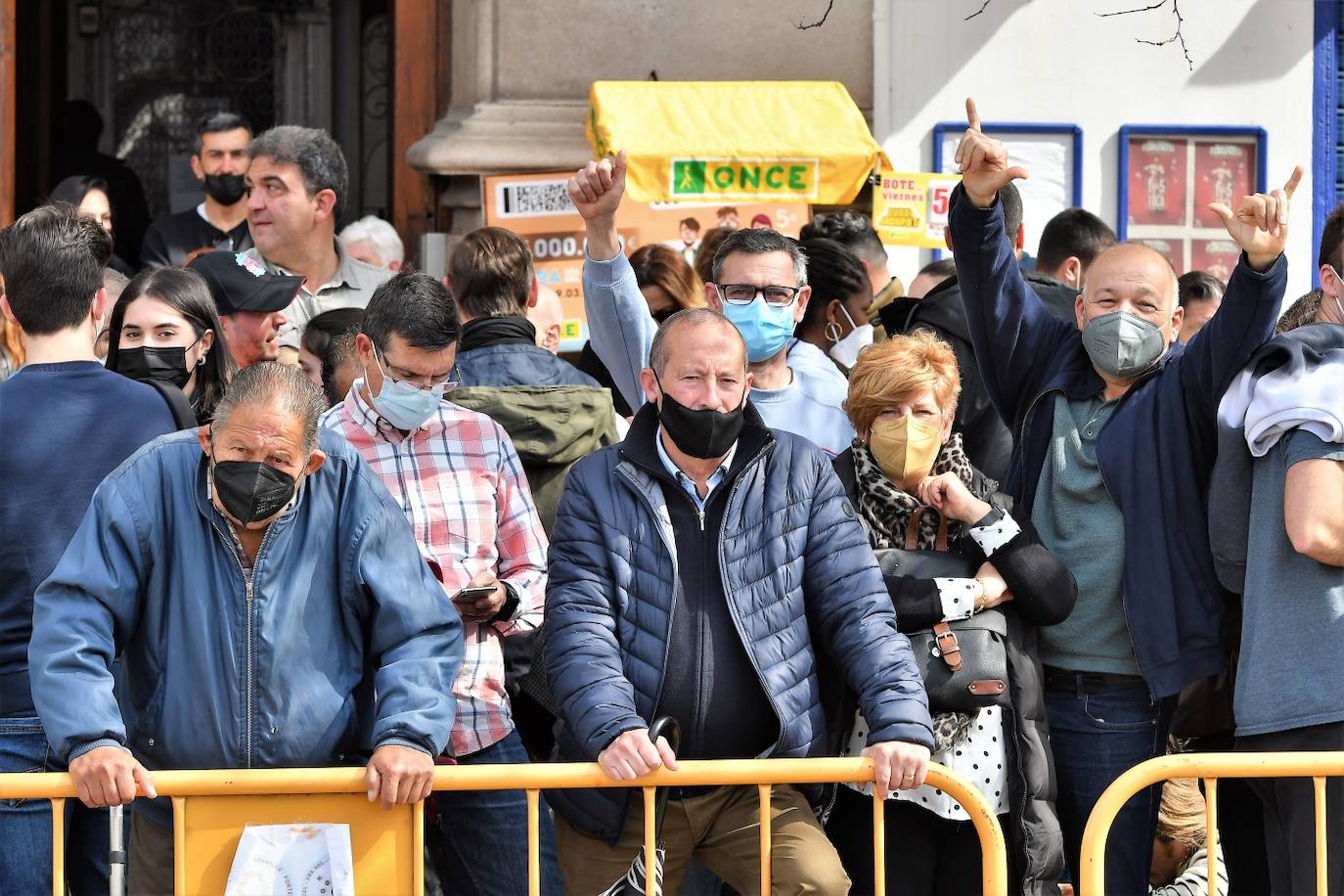 Público de la mascletà de la Plaza del Ayuntamiento este jueves.