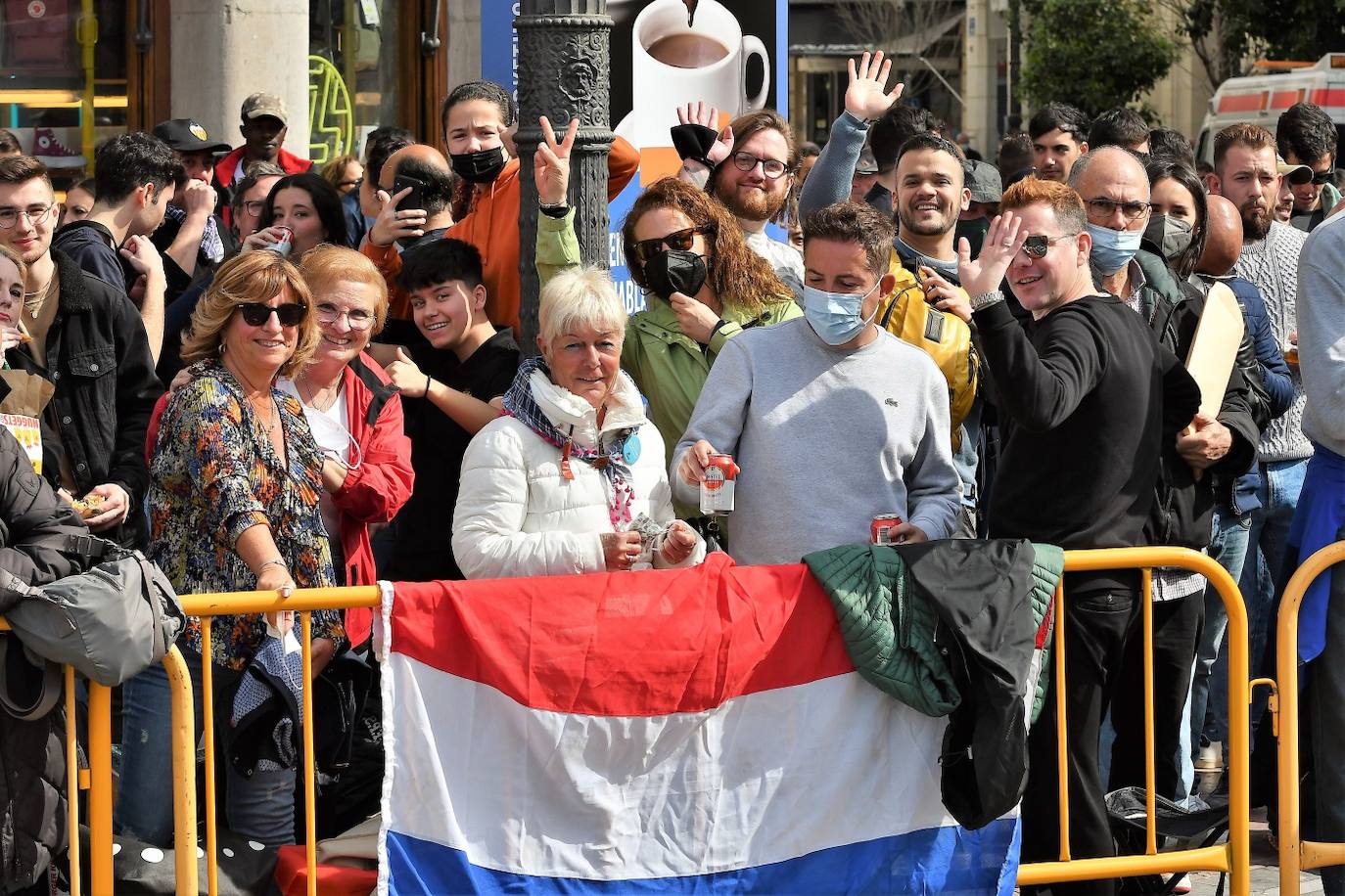 Público de la mascletà de la Plaza del Ayuntamiento este jueves.